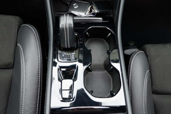 Volvo XC40 2.0 T4 AWD R-disign / INCL. 12 mnd BOVAG / Schuif-kantel dak