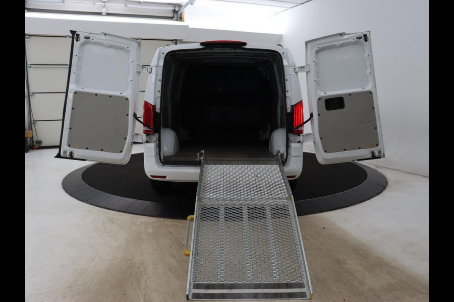 Mercedes-Benz Vito 114 CDI Extra Lang | Oprijplaat | Trekhaak | Camera | Stoelverwarming | 19'' | Cruise control | Bluetooth | Airco | 3-Persoons