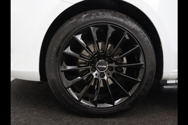 Mercedes-Benz Vito 114 CDI Extra Lang | Oprijplaat | Trekhaak | Camera | Stoelverwarming | 19'' | Cruise control | Bluetooth | Airco | 3-Persoons