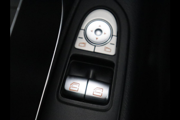 Mercedes-Benz Vito 114 CDI Extra Lang | Oprijplaat | Trekhaak | Camera | Stoelverwarming | 19'' | Cruise control | Bluetooth | Airco | 3-Persoons