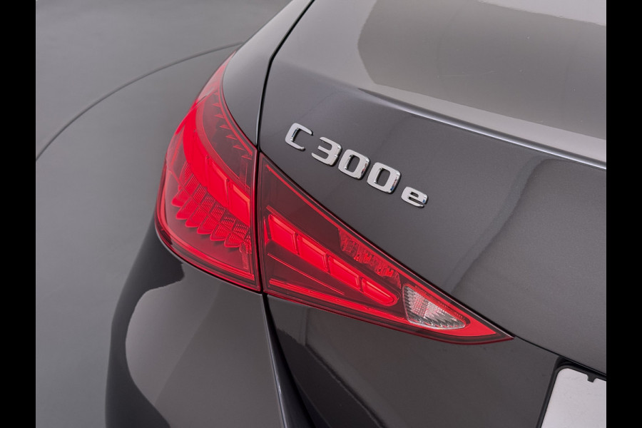 Mercedes-Benz C-Klasse 300e AMG // Trekhaak // Memory // 360 Camera // Keyless // Digital Light // Privacy Glass // Carplay