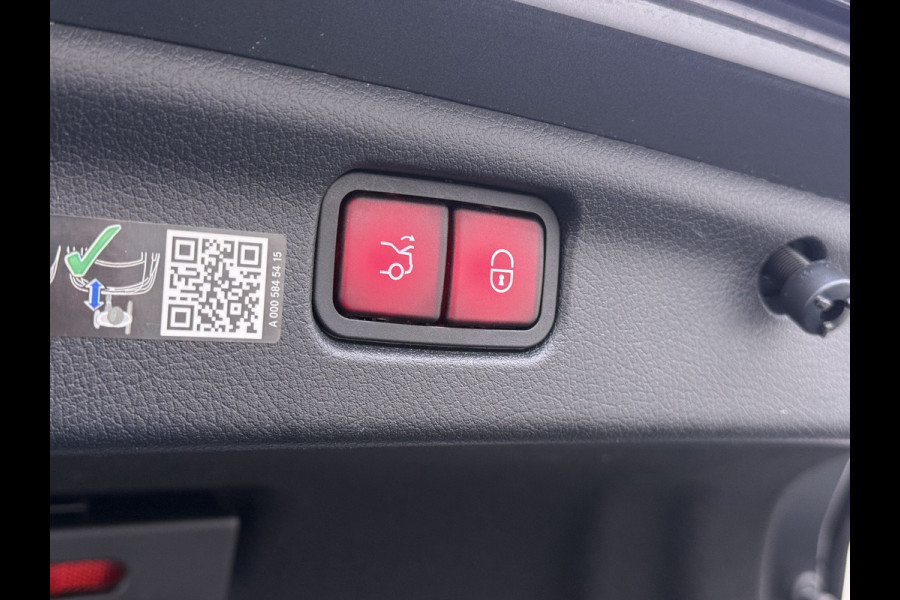 Mercedes-Benz C-Klasse 300e AMG // Trekhaak // Memory // 360 Camera // Keyless // Digital Light // Privacy Glass // Carplay