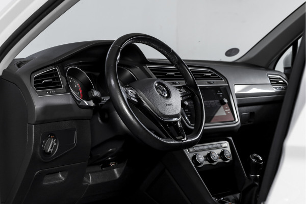 Volkswagen Tiguan 1.5 TSI ACT 150 PK Comfortline Business | Adapt. Cruise | PDC | Camera | NAV + App. Connect | ECC | Trekhaak | LM 17" |