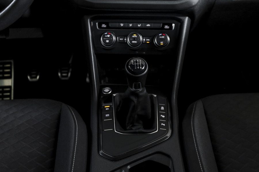 Volkswagen Tiguan 1.5 TSI ACT 150 PK Comfortline Business | Adapt. Cruise | PDC | Camera | NAV + App. Connect | ECC | Trekhaak | LM 17" |