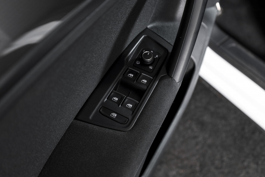 Volkswagen Tiguan 1.5 TSI ACT 150 PK Comfortline Business | Adapt. Cruise | PDC | Camera | NAV + App. Connect | ECC | Trekhaak | LM 17" |