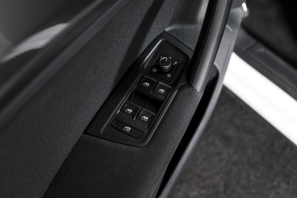 Volkswagen Tiguan 1.5 TSI ACT 150 PK Comfortline Business | Adapt. Cruise | PDC | Camera | NAV + App. Connect | ECC | Trekhaak | LM 17" |