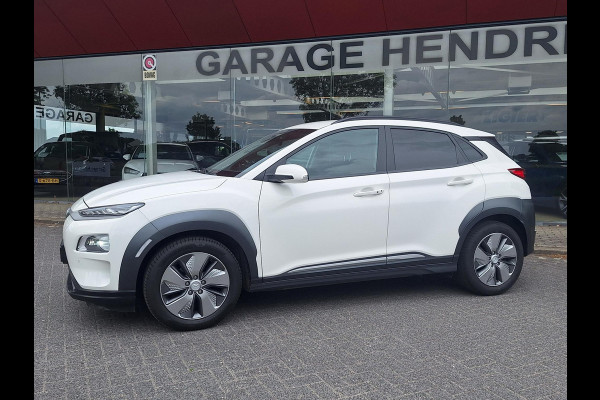Hyundai Kona EV Premium 64 kWh | SOH: nnb | Warmtepomp | Lage km-stand | Leder | HUD | Blindspot | Full LED |
