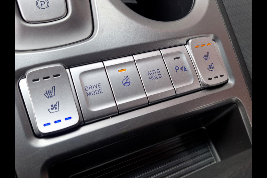 Hyundai Kona EV Premium 64 kWh | SOH: nnb | Warmtepomp | Lage km-stand | Leder | HUD | Blindspot | Full LED |