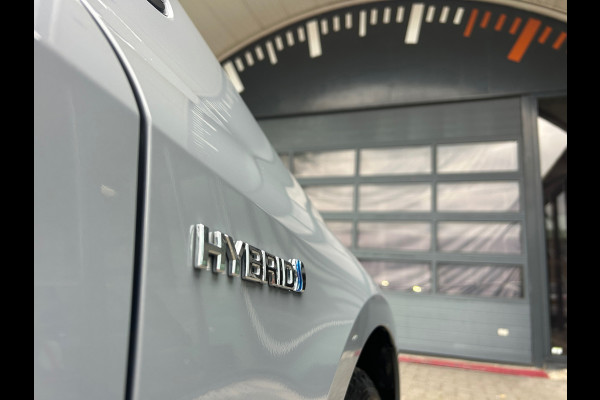 Toyota Corolla Touring Sports 1.8 Hybrid Business Plus 100% Dealer Onderhouden Rijklaarprijs!