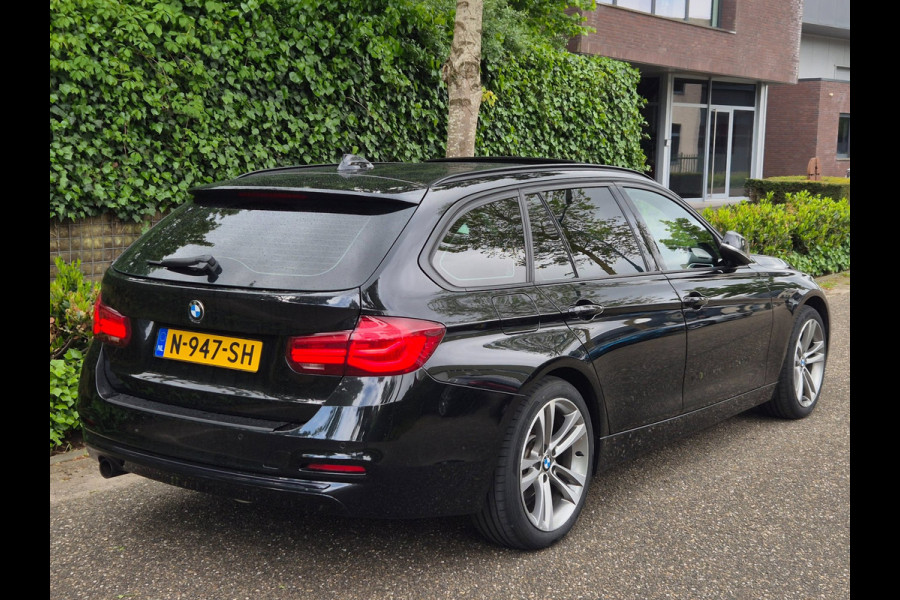 BMW 3 Serie Touring F31 Elk. Trekhaak Panorama Apple CarPlay Navi GR NAP Rijklaar ZGAN Runflat 18inch