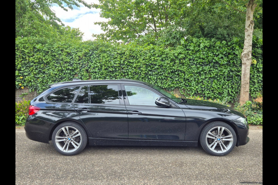 BMW 3 Serie Touring F31 Elk. Trekhaak Panorama Apple CarPlay Navi GR NAP Rijklaar ZGAN Runflat 18inch