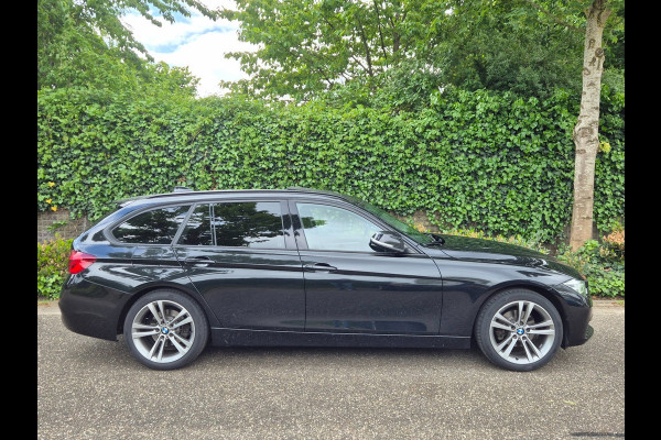 BMW 3 Serie Touring F31 Elk. Trekhaak Panorama Apple CarPlay Navi GR NAP Rijklaar ZGAN Runflat 18inch