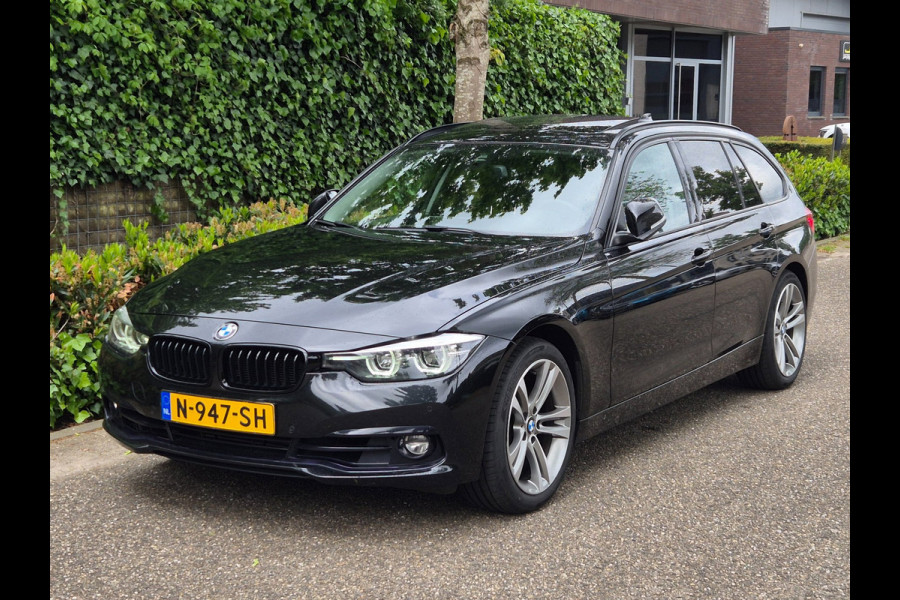 BMW 3 Serie Touring F31 Elk. Trekhaak Panorama Apple CarPlay Navi GR NAP Rijklaar ZGAN Runflat 18inch