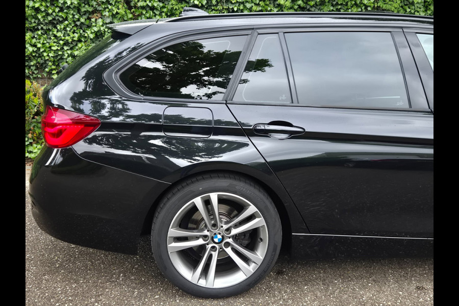 BMW 3 Serie Touring F31 Elk. Trekhaak Panorama Apple CarPlay Navi GR NAP Rijklaar ZGAN Runflat 18inch