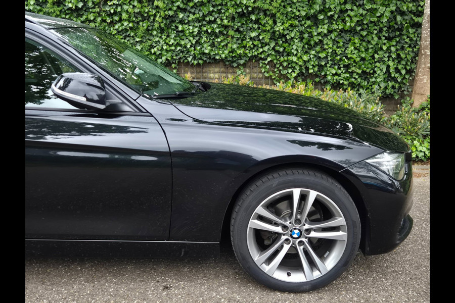 BMW 3 Serie Touring F31 Elk. Trekhaak Panorama Apple CarPlay Navi GR NAP Rijklaar ZGAN Runflat 18inch