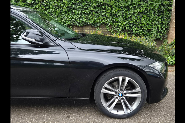 BMW 3 Serie Touring F31 Elk. Trekhaak Panorama Apple CarPlay Navi GR NAP Rijklaar ZGAN Runflat 18inch