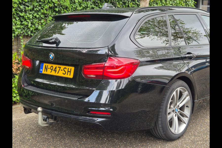 BMW 3 Serie Touring F31 Elk. Trekhaak Panorama Apple CarPlay Navi GR NAP Rijklaar ZGAN Runflat 18inch