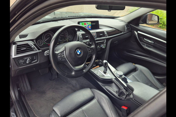 BMW 3 Serie Touring F31 Elk. Trekhaak Panorama Apple CarPlay Navi GR NAP Rijklaar ZGAN Runflat 18inch