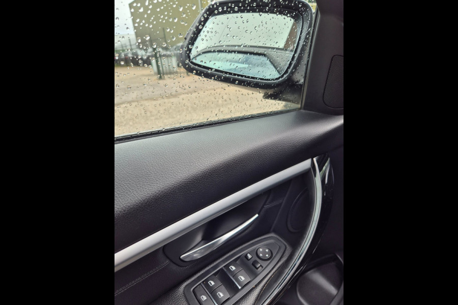 BMW 3 Serie Touring F31 Elk. Trekhaak Panorama Apple CarPlay Navi GR NAP Rijklaar ZGAN Runflat 18inch