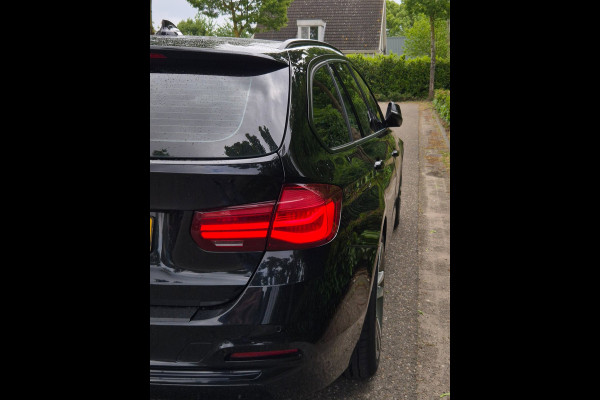BMW 3 Serie Touring F31 Elk. Trekhaak Panorama Apple CarPlay Navi GR NAP Rijklaar ZGAN Runflat 18inch