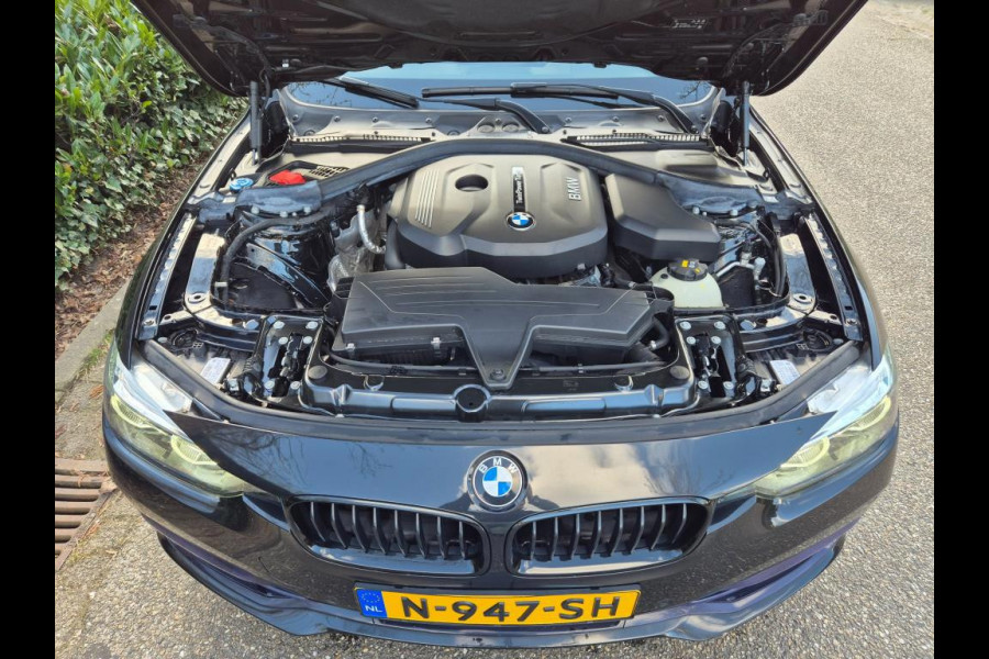 BMW 3 Serie Touring F31 Elk. Trekhaak Panorama Apple CarPlay Navi GR NAP Rijklaar ZGAN Runflat 18inch