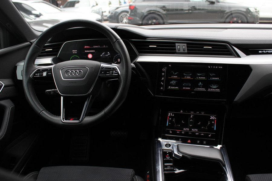 Audi e-tron 55 quattro S edition 95 kWh / SoH 96,4% / 50.665 km! / Trekhaak / Camera / Keyless / B&O /  21'' / Luchtvering / CarPlay / Stoelverwarming / DAB / ACC