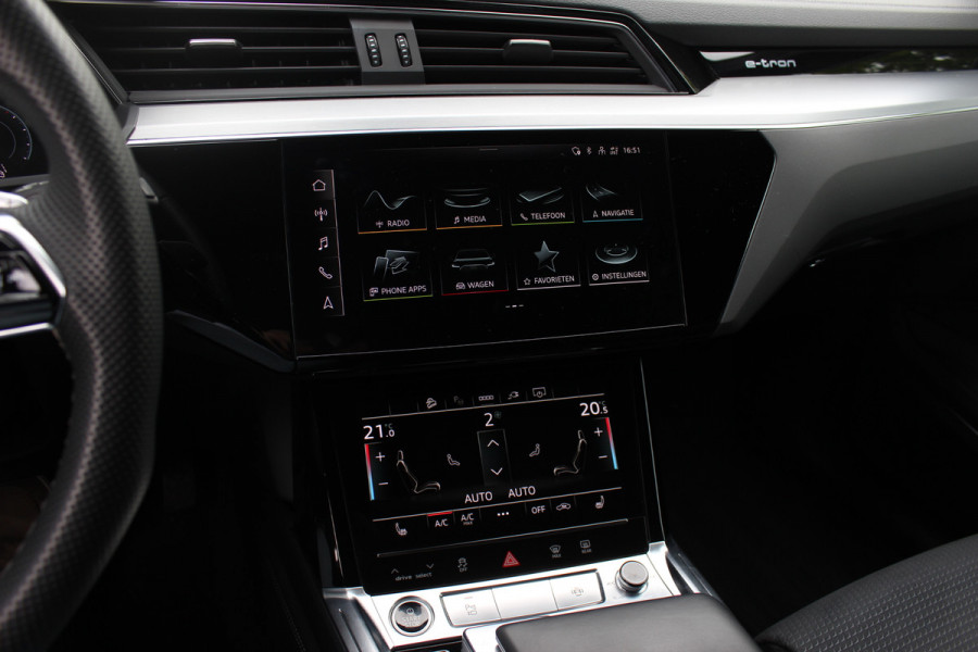 Audi e-tron 55 quattro S edition 95 kWh / SoH 96,4% / 50.665 km! / Trekhaak / Camera / Keyless / B&O /  21'' / Luchtvering / CarPlay / Stoelverwarming / DAB / ACC