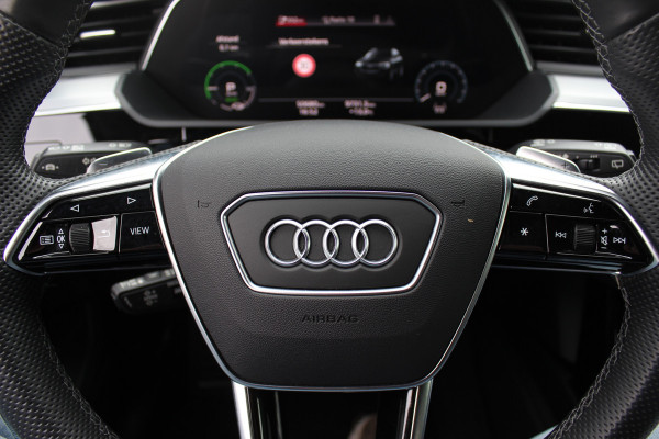 Audi e-tron 55 quattro S edition 95 kWh / SoH 96,4% / 50.665 km! / Trekhaak / Camera / Keyless / B&O /  21'' / Luchtvering / CarPlay / Stoelverwarming / DAB / ACC