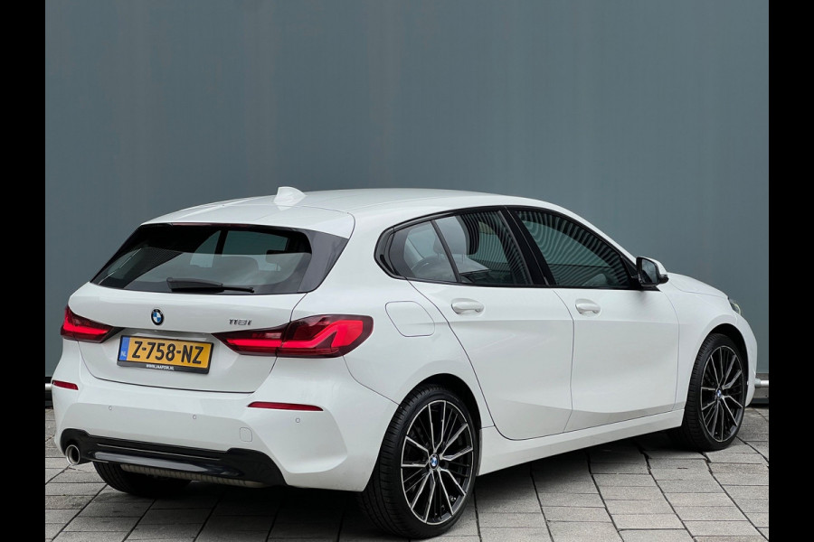 BMW 1-serie BWJ 2021 | 118i 136PK High Ex AUTOMAAT | SPORTSTOELEN | CLIMA | NAVI | CARPLAY | PDC 2X | LEDER/STOF | 18'' LMV