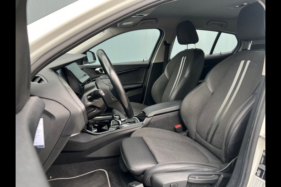 BMW 1-serie BWJ 2021 | 118i 136PK High Ex AUTOMAAT | SPORTSTOELEN | CLIMA | NAVI | CARPLAY | PDC 2X | LEDER/STOF | 18'' LMV
