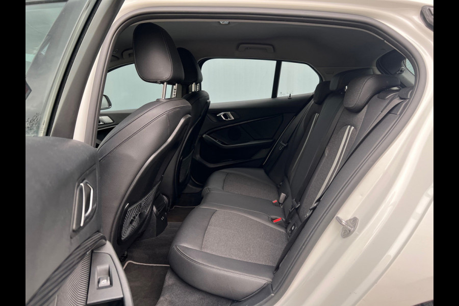 BMW 1-serie BWJ 2021 | 118i 136PK High Ex AUTOMAAT | SPORTSTOELEN | CLIMA | NAVI | CARPLAY | PDC 2X | LEDER/STOF | 18'' LMV