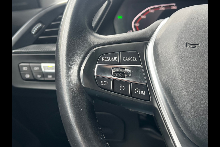 BMW 1-serie BWJ 2021 | 118i 136PK High Ex AUTOMAAT | SPORTSTOELEN | CLIMA | NAVI | CARPLAY | PDC 2X | LEDER/STOF | 18'' LMV