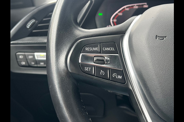 BMW 1-serie BWJ 2021 | 118i 136PK High Ex AUTOMAAT | SPORTSTOELEN | CLIMA | NAVI | CARPLAY | PDC 2X | LEDER/STOF | 18'' LMV