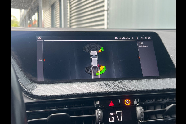 BMW 1-serie BWJ 2021 | 118i 136PK High Ex AUTOMAAT | SPORTSTOELEN | CLIMA | NAVI | CARPLAY | PDC 2X | LEDER/STOF | 18'' LMV