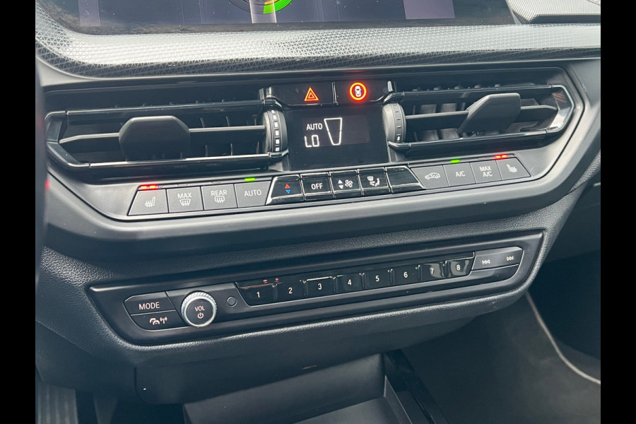 BMW 1-serie BWJ 2021 | 118i 136PK High Ex AUTOMAAT | SPORTSTOELEN | CLIMA | NAVI | CARPLAY | PDC 2X | LEDER/STOF | 18'' LMV