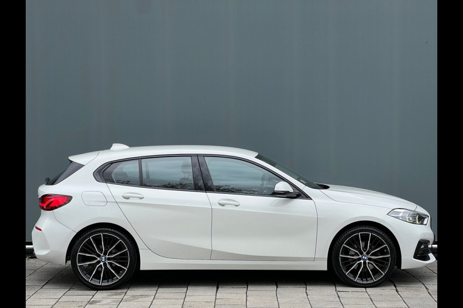 BMW 1-serie BWJ 2021 | 118i 136PK High Ex AUTOMAAT | SPORTSTOELEN | CLIMA | NAVI | CARPLAY | PDC 2X | LEDER/STOF | 18'' LMV