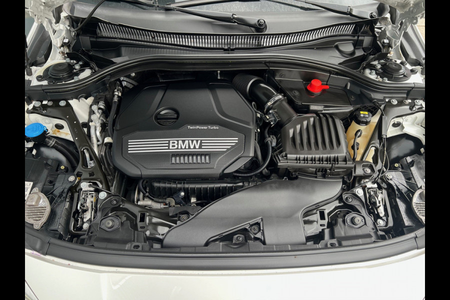 BMW 1-serie BWJ 2021 | 118i 136PK High Ex AUTOMAAT | SPORTSTOELEN | CLIMA | NAVI | CARPLAY | PDC 2X | LEDER/STOF | 18'' LMV