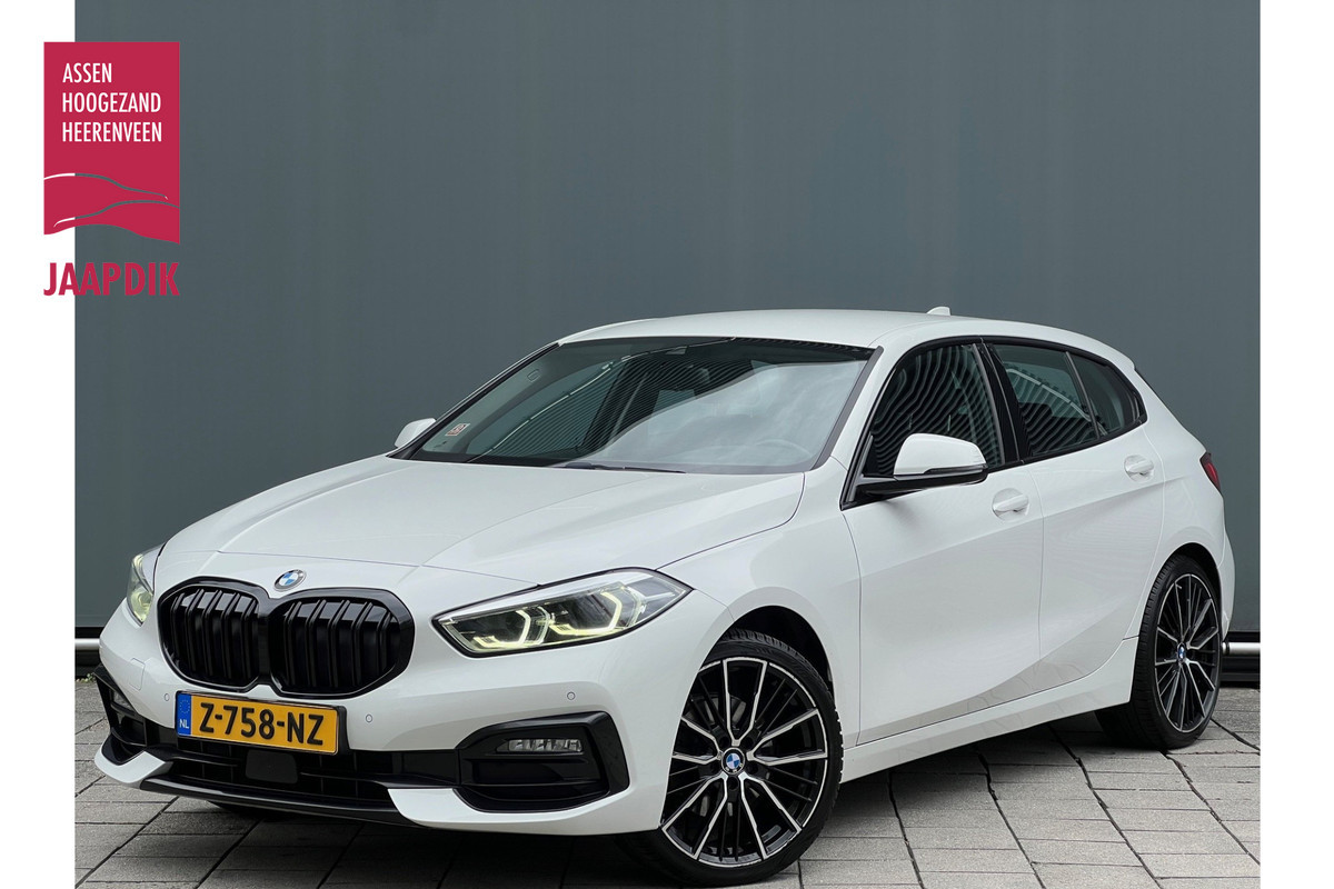 BMW 1-serie BWJ 2021 | 118i 136PK High Ex AUTOMAAT | SPORTSTOELEN | CLIMA | NAVI | CARPLAY | PDC 2X | LEDER/STOF | 18'' LMV