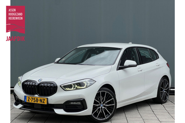 BMW 1-serie BWJ 2021 | 118i 136PK High Ex AUTOMAAT | SPORTSTOELEN | CLIMA | NAVI | CARPLAY | PDC 2X | LEDER/STOF | 18'' LMV