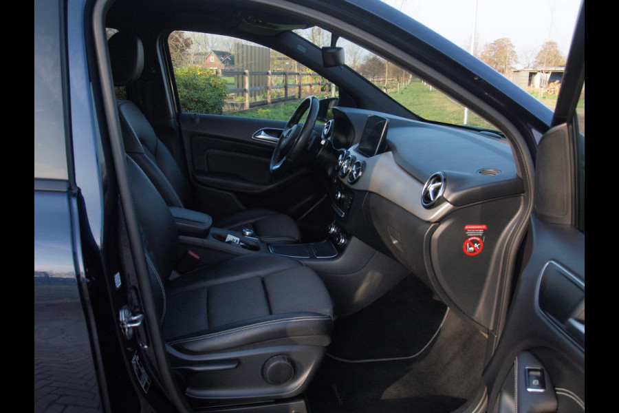 Mercedes-Benz B-Klasse 180 Ambition LED | Automaat | Sports Tourer | Night-pakket | Zwarte hemel bekleding