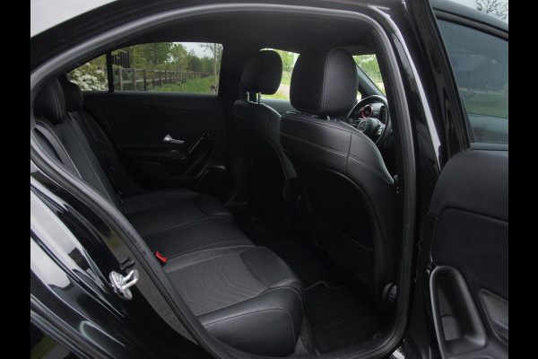 Mercedes-Benz A-Klasse 200 Launch Edition | Camera | Trekhaak | Automaat | Apple Carplay | Virtual Cockpit |