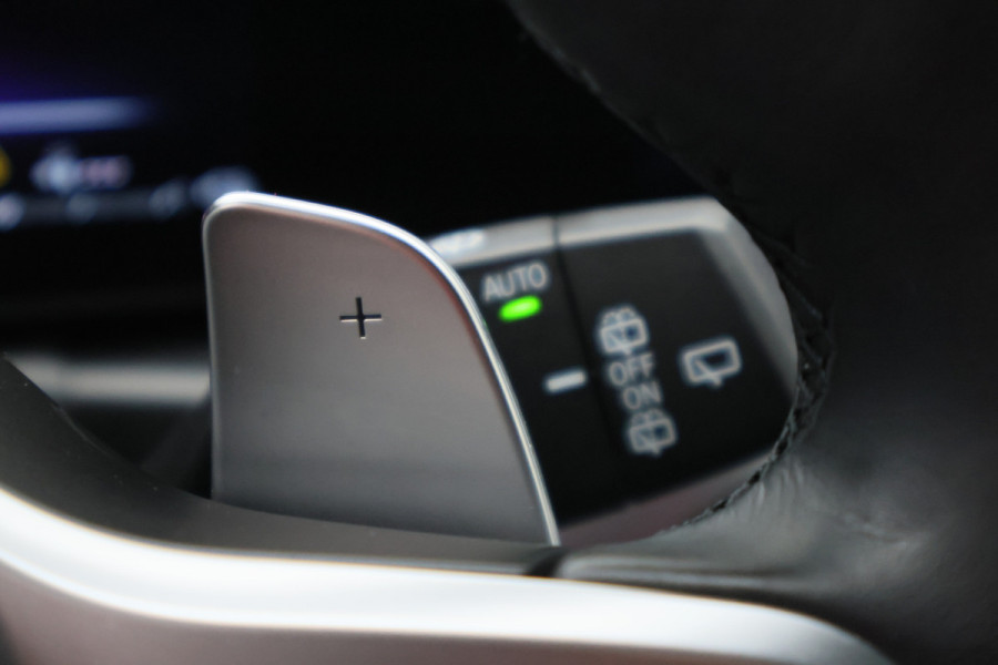 BMW 3 Serie Touring 320e M Sport Leder/Alcantara, Virtual Cockpit, LED, Elek. trekhaak, Apple Carplay, 18"