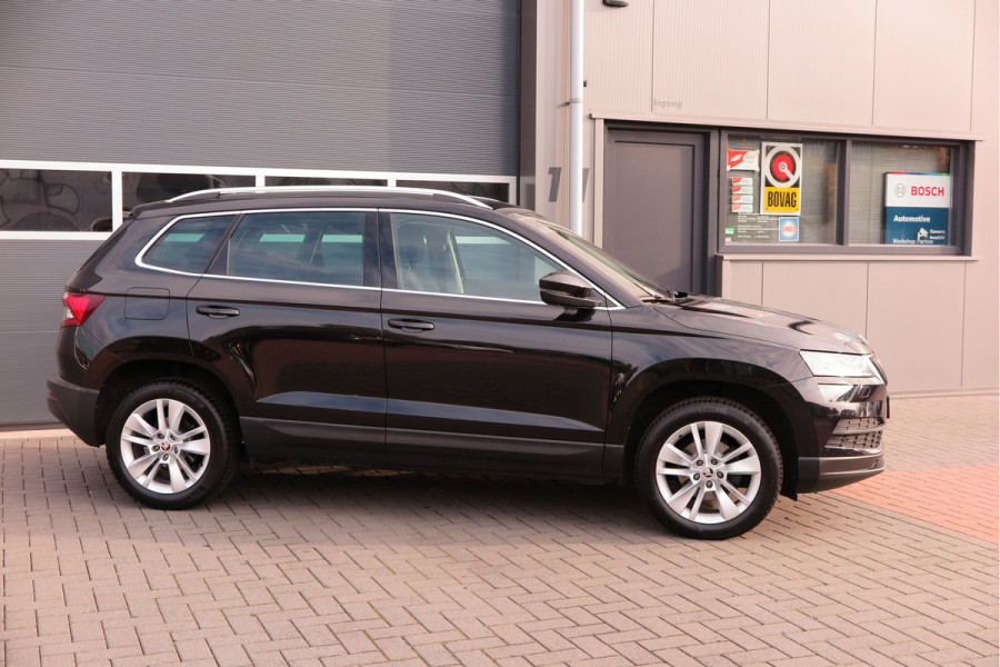 Škoda Karoq 1.5 TSI 150pk DSG ACT Business Edition Plus Trekhaak ,Side assist , Lane assist , Adaptive cruise, Stoelverwarming ,Navi, PDC , Camera etc. .
