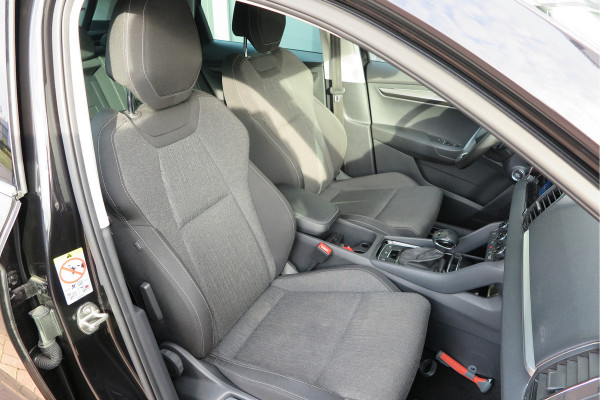 Škoda Karoq 1.5 TSI 150pk DSG ACT Business Edition Plus Trekhaak ,Side assist , Lane assist , Adaptive cruise, Stoelverwarming ,Navi, PDC , Camera etc. .