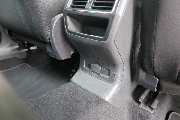 Škoda Karoq 1.5 TSI 150pk DSG ACT Business Edition Plus Trekhaak ,Side assist , Lane assist , Adaptive cruise, Stoelverwarming ,Navi, PDC , Camera etc. .