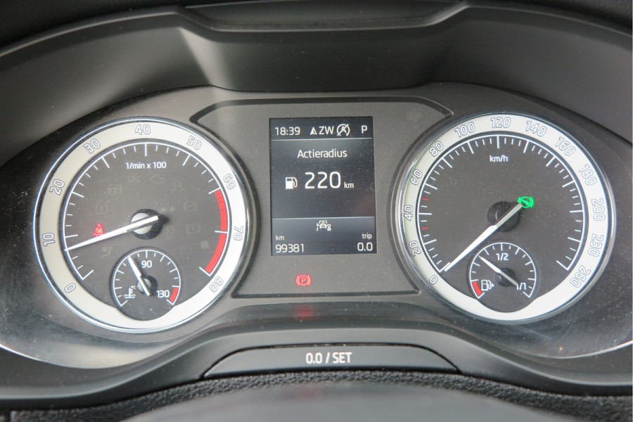 Škoda Karoq 1.5 TSI 150pk DSG ACT Business Edition Plus Trekhaak ,Side assist , Lane assist , Adaptive cruise, Stoelverwarming ,Navi, PDC , Camera etc. .