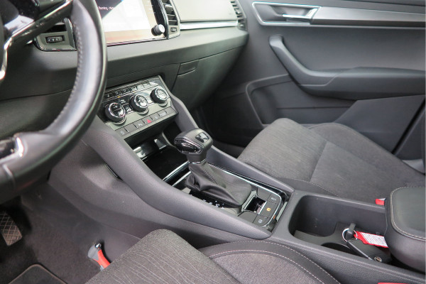 Škoda Karoq 1.5 TSI 150pk DSG ACT Business Edition Plus Trekhaak ,Side assist , Lane assist , Adaptive cruise, Stoelverwarming ,Navi, PDC , Camera etc. .