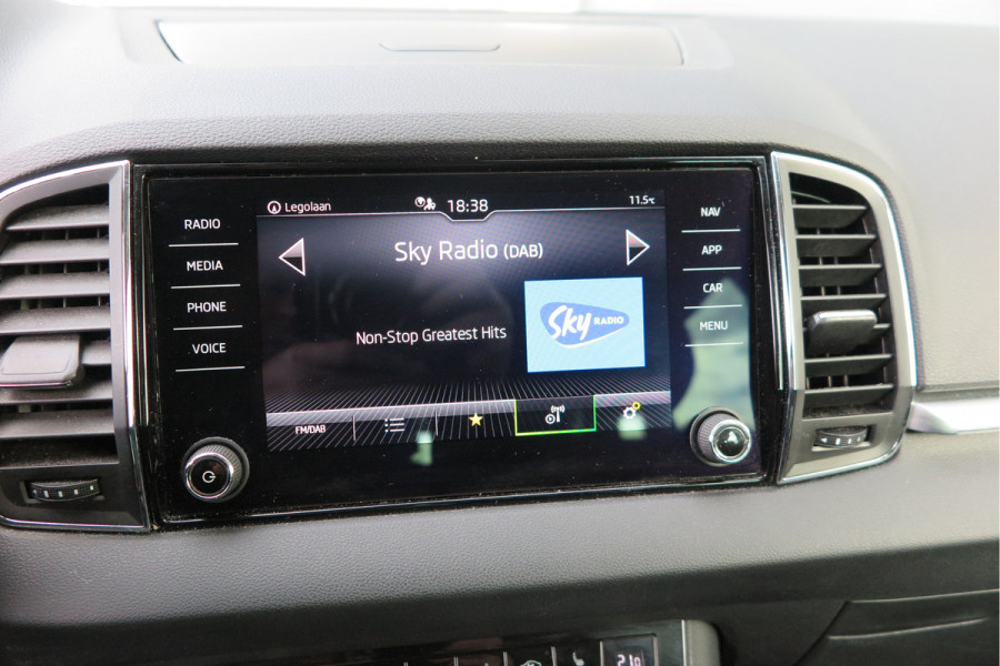 Škoda Karoq 1.5 TSI 150pk DSG ACT Business Edition Plus Trekhaak ,Side assist , Lane assist , Adaptive cruise, Stoelverwarming ,Navi, PDC , Camera etc. .