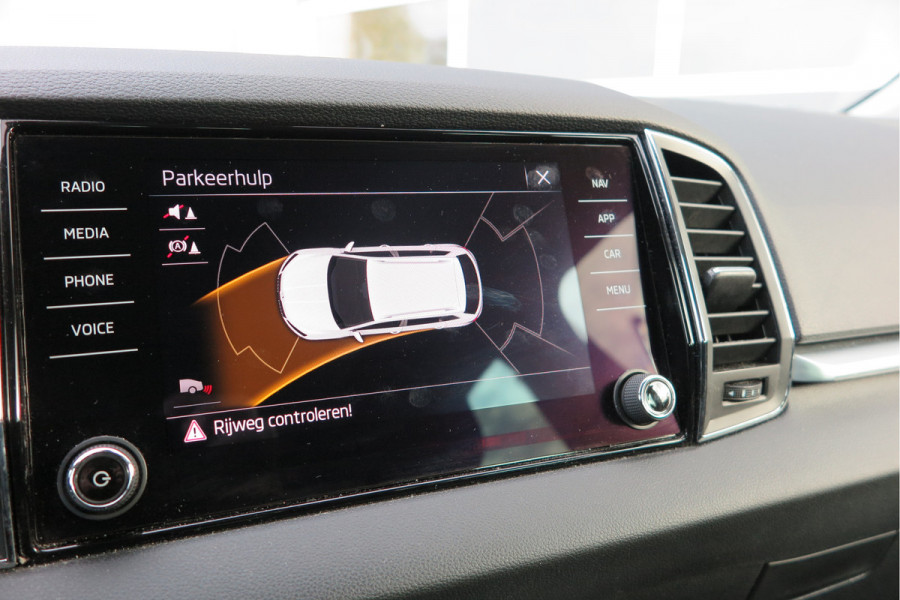 Škoda Karoq 1.5 TSI 150pk DSG ACT Business Edition Plus Trekhaak ,Side assist , Lane assist , Adaptive cruise, Stoelverwarming ,Navi, PDC , Camera etc. .