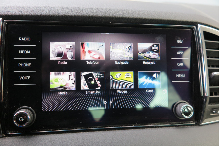 Škoda Karoq 1.5 TSI 150pk DSG ACT Business Edition Plus Trekhaak ,Side assist , Lane assist , Adaptive cruise, Stoelverwarming ,Navi, PDC , Camera etc. .